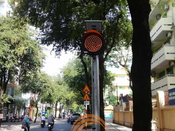 Trụ đèn tín hiệu giao thông chớp vàng cao 3.8m